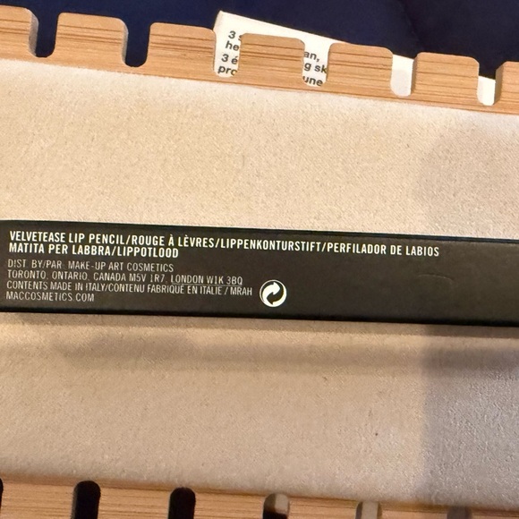 MAC Velvetease Lip Pencil – Just Add Romance - Red - Brand New Full Size - Picture 4 of 5